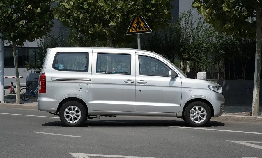 五菱宏光v侧滑门商务工具车,适合城镇个体户的一辆面包车_手机搜狐网