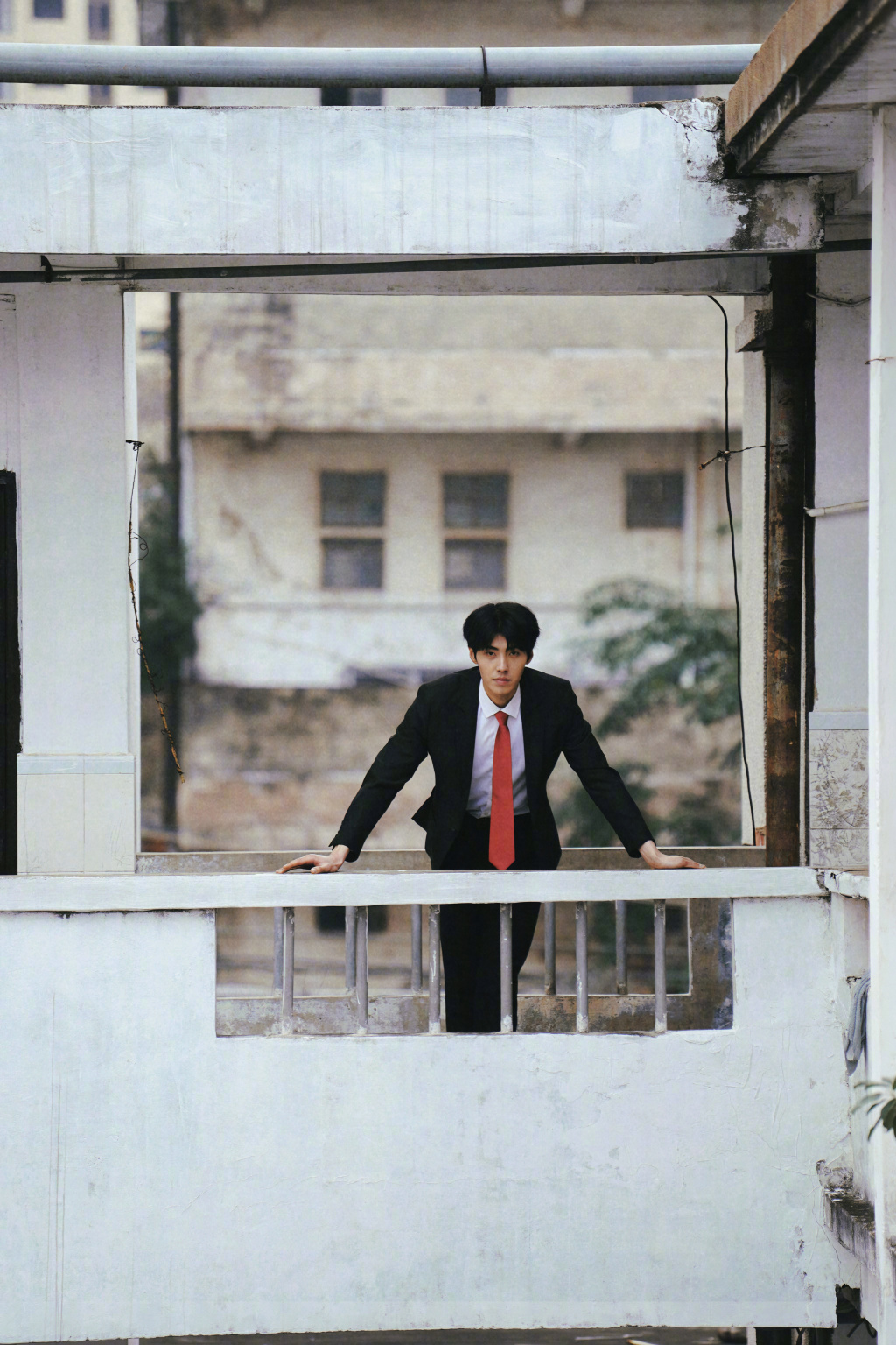 肖凯中质感写真显轻熟禁欲 复古色调造就高级气质