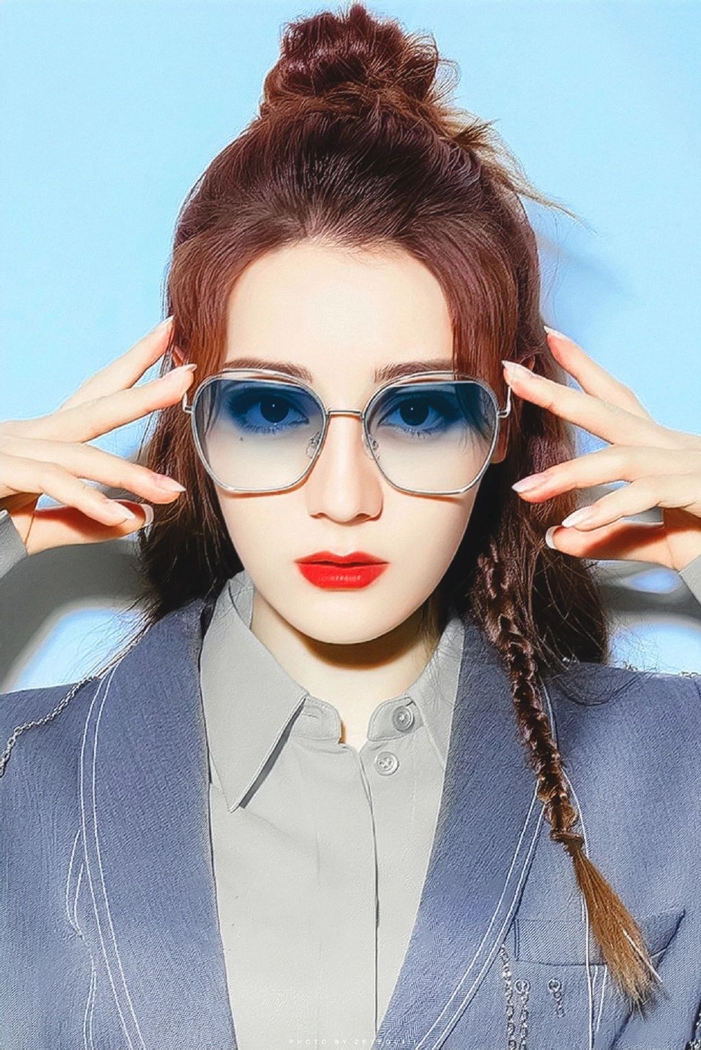 迪丽热巴壁纸同样是戴眼镜为啥热巴就可以这么美