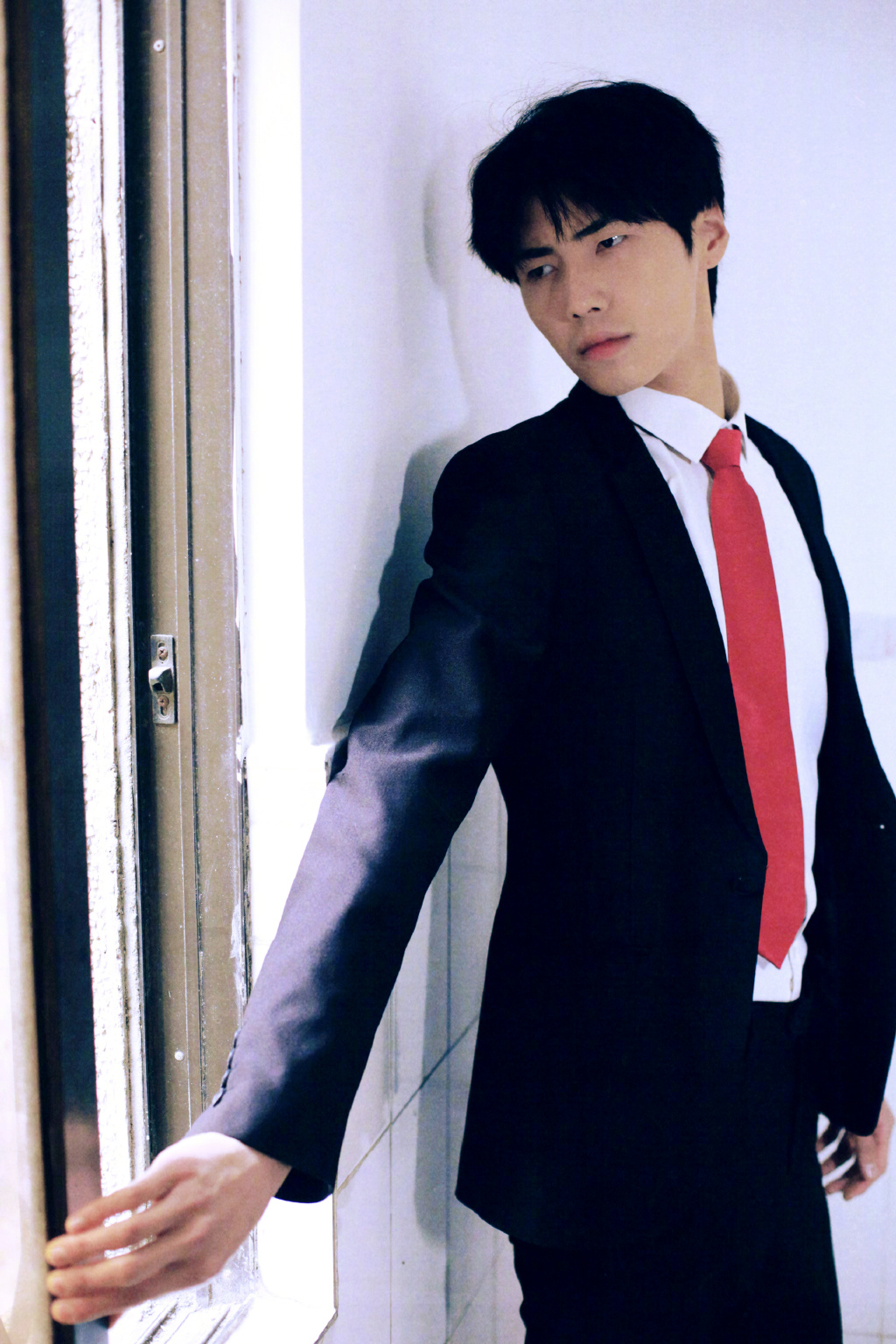 肖凯中质感写真显轻熟禁欲 复古色调造就高级气质