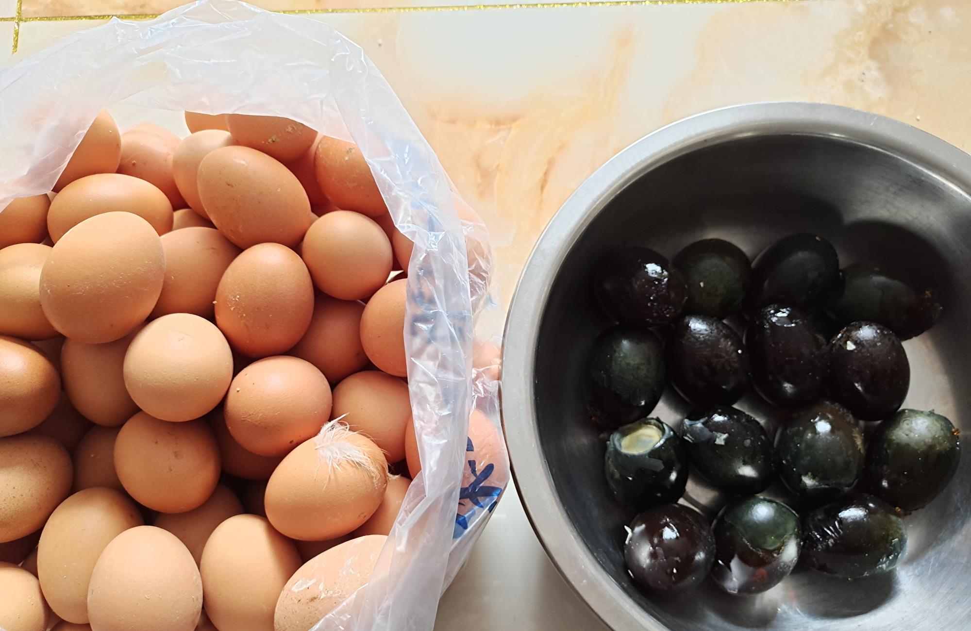 过年教你做松花蛋香肠 鸡蛋和皮蛋的比例掌握好 又香又q弹 口感