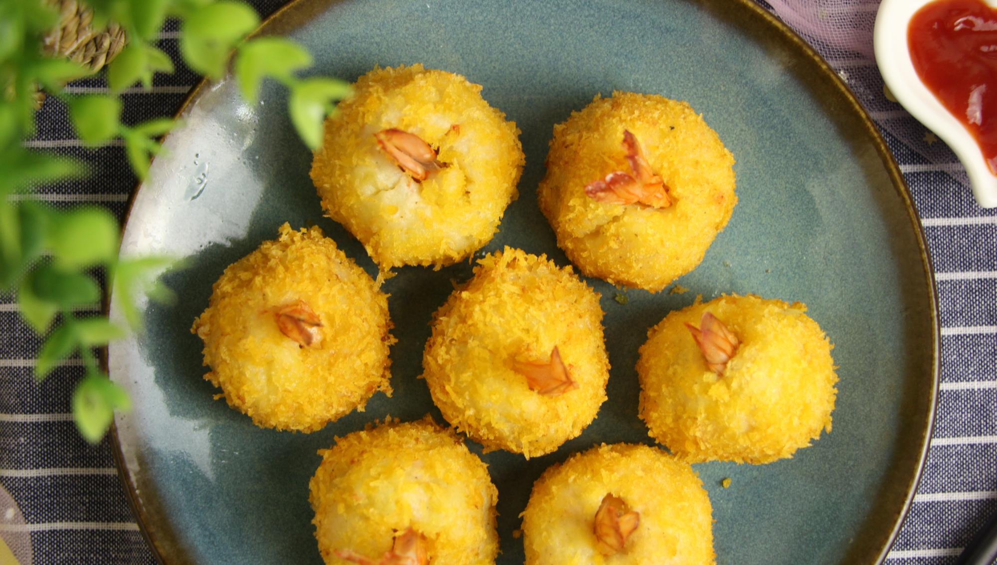 五,凤尾虾球9,蛋饺包好之后摆入盘中,这个时候肉馅还是生的,需要上锅