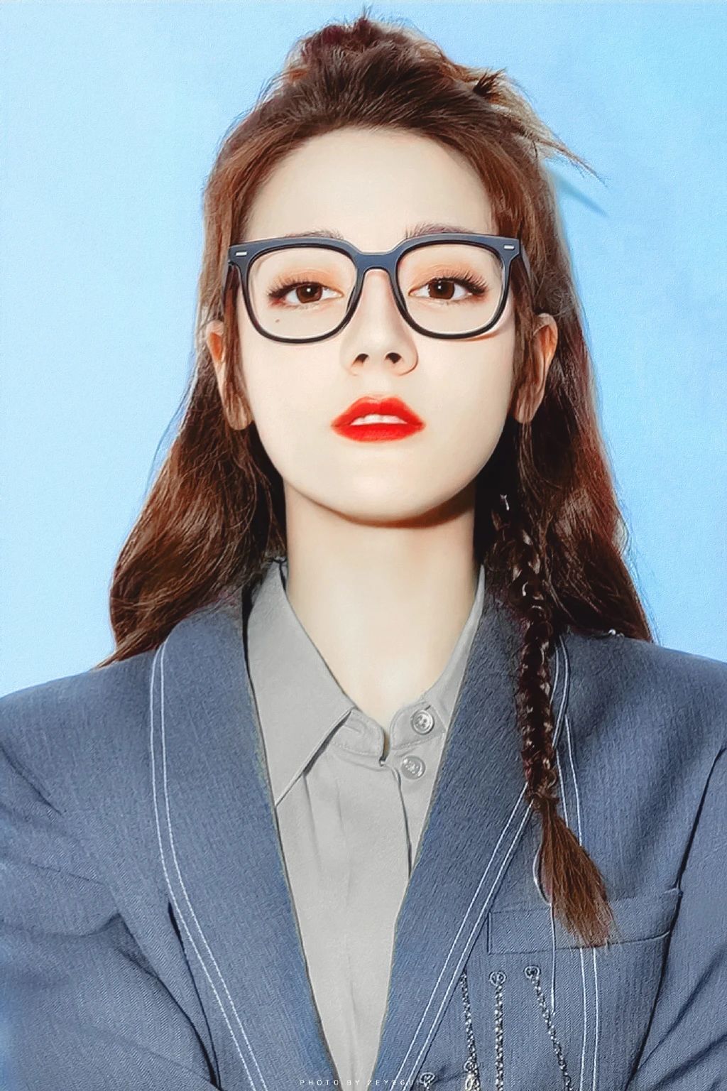 迪丽热巴壁纸同样是戴眼镜为啥热巴就可以这么美