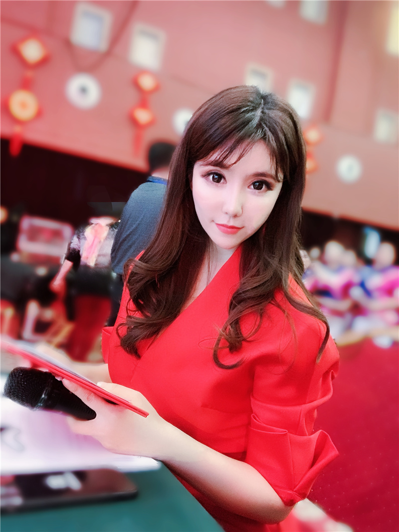 原创主持人赵扬扬受邀主持国教台中华全球华人春节联欢晚会及辽视少儿