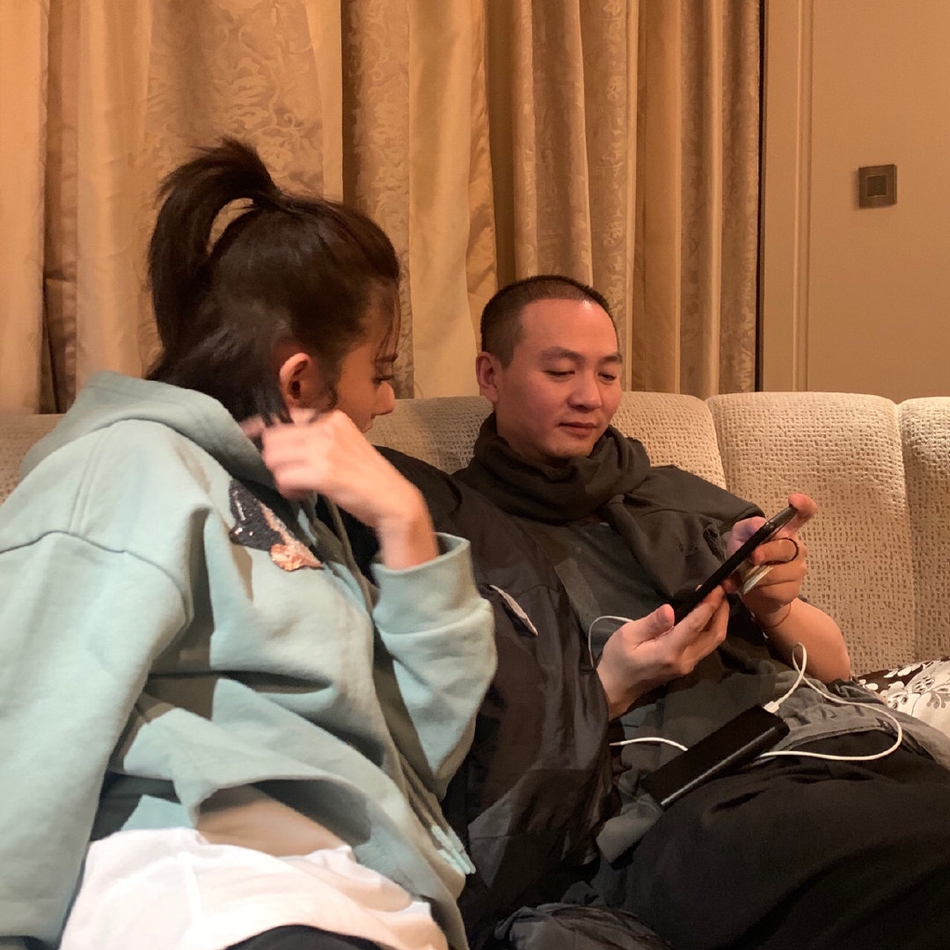 原来的“领导爸爸”火了,给两个孩子开年会,一个玩一个以上