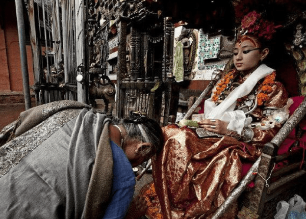 神秘的尼泊尔活女神，在位时受万人尊敬，退位后无人问津生活凄凉
