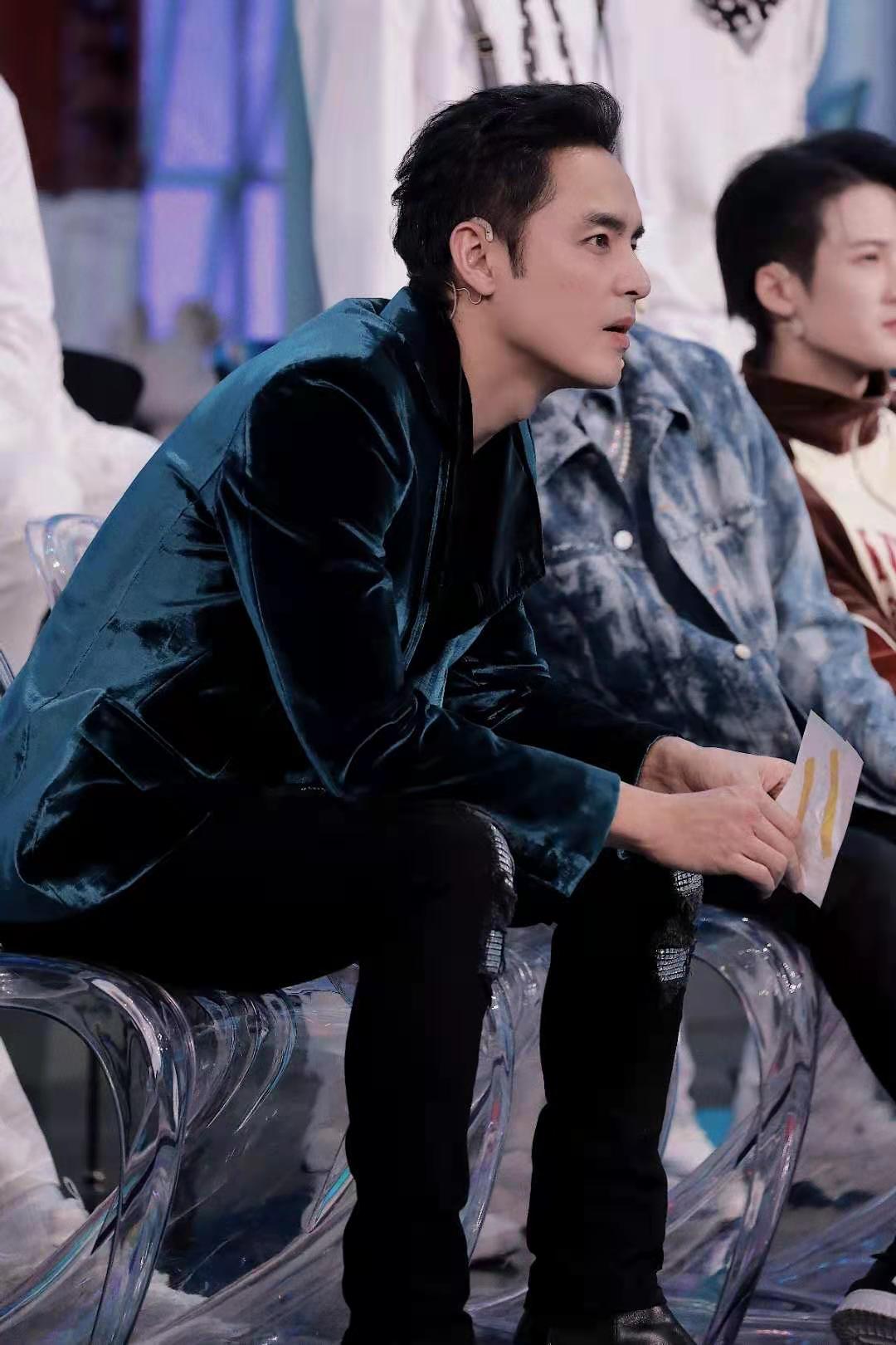 原创明道开年双综艺连轴热播 追光舞台光芒闪耀,经典"霸总教学"引