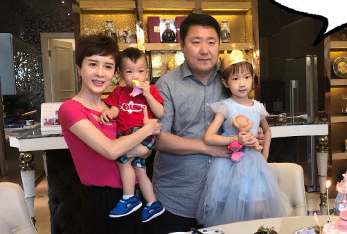 形影不离,正因为这样,近年来,金巧巧的社交动态中不再出现老公的身影