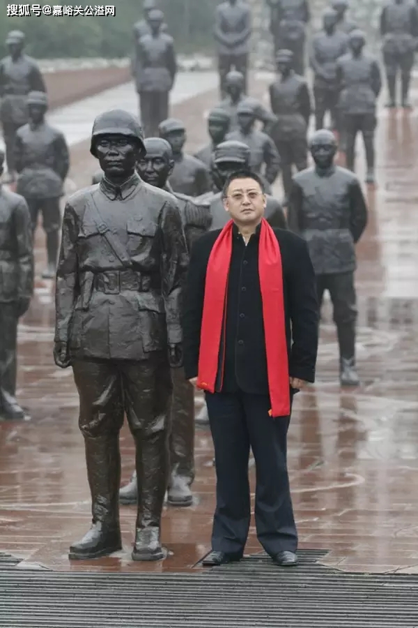 如今光脚坐在火车站看完泪流满面_樊建川