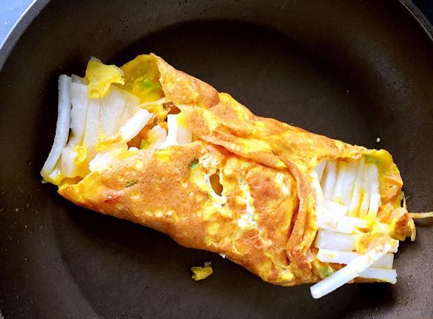 蛋包糕,适合一个人在家做着吃,两口锅一起上10分钟就搞定