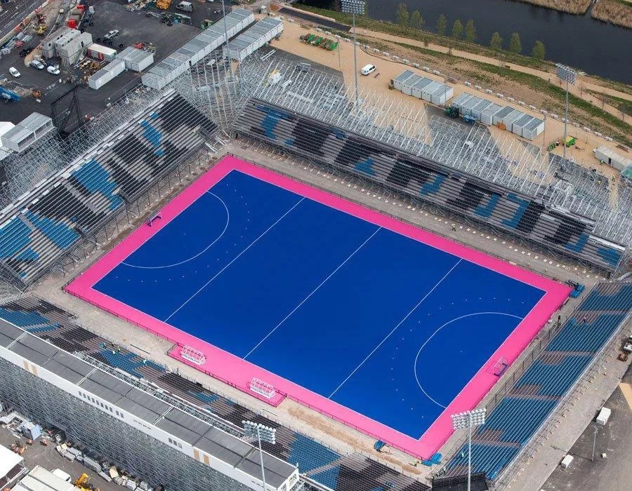 曲棍球运动对场地和器械的要求比较高.正规的曲棍球场地通常长91.