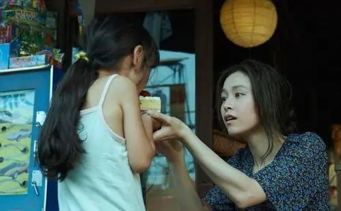 小林杏奈小小年纪,眼睁睁看着妈妈不得不委身流氓,只为了让她吃上一碗