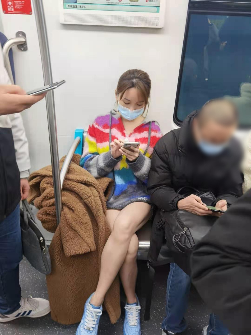 她翘起二郎腿,一双美腿又细又白,十分