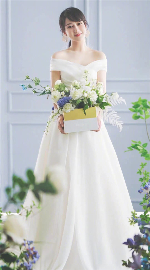 杨紫穿婚纱甜笑迷人图片