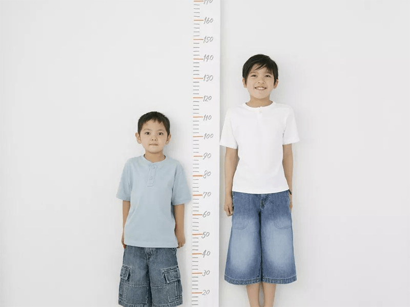 而人体的身高发展都是有着不同的发展阶段的,而男孩子的长个子的高峰