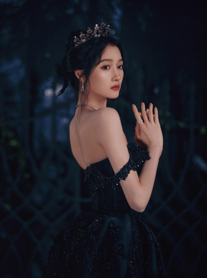 原创关晓彤现在的气质真是绝了头戴皇冠身穿抹胸礼服气场全开