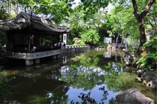 江南著名的古典园林，上海五大古园林之一，原是明代工部尚书的私人花园
