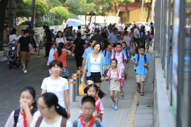 开学第一日，东莞小学生家长全天战斗模式！心疼上班又带娃的父母