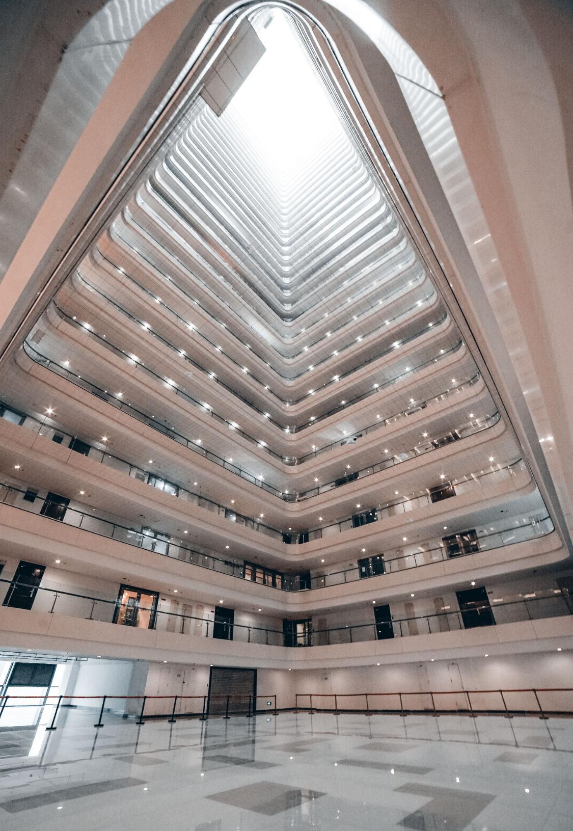 成都富人区的一座楼，高120米1号线可直达，光影结合宛如时光隧道