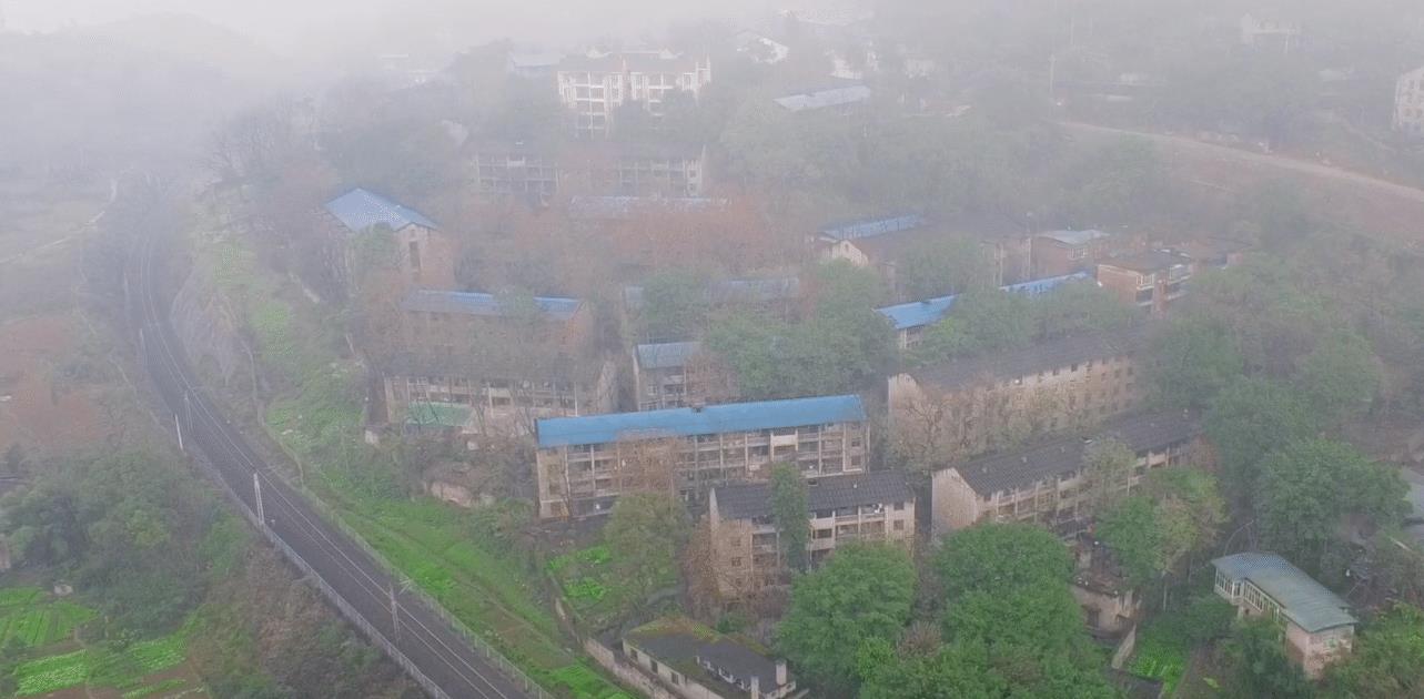 重庆一个学院旧址，矗立着几十栋石头楼房，均为人工建造