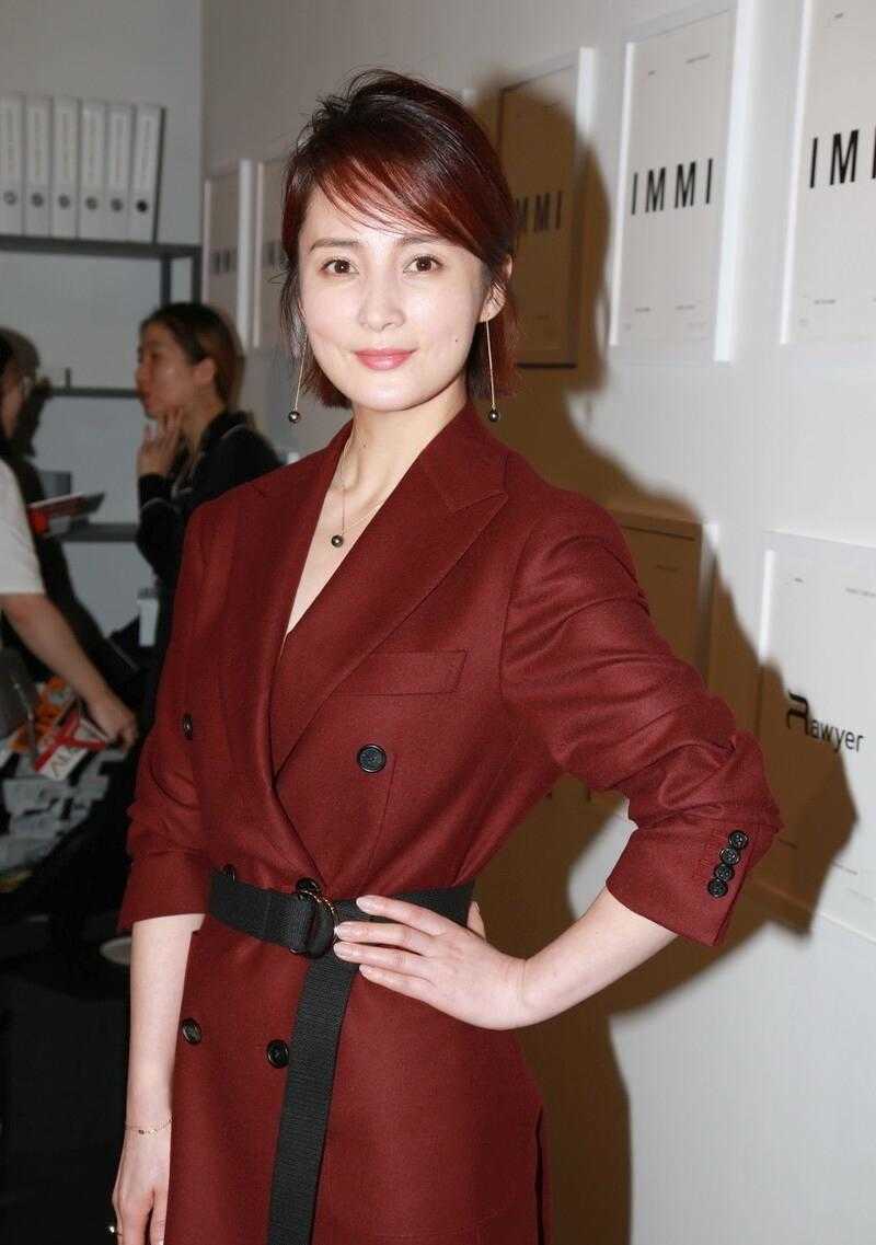 蒋勤勤可真有"国际范",穿酒红色大衣成熟高贵,精致时髦_时尚