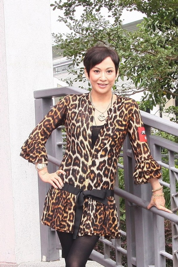 原创周润发第一任妻子余安安现实版风情万种61岁穿豹纹秀窈窕身材