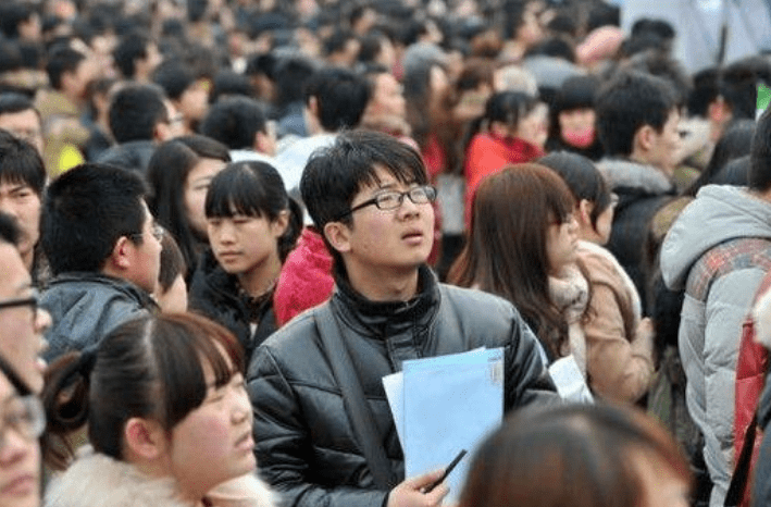 原来的“两个学生”就业太难了。这些专业让你更差,再好的学习也没用。