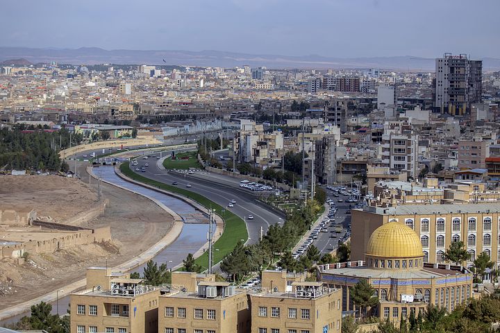 伊朗北面是里海,南面是波斯湾海湾,分别于阿塞拜疆,亚美尼亚,土耳其等