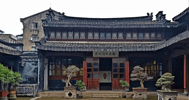 温州有一座百年藏书楼，曾藏书8万多册，是浙江四大藏书楼之一