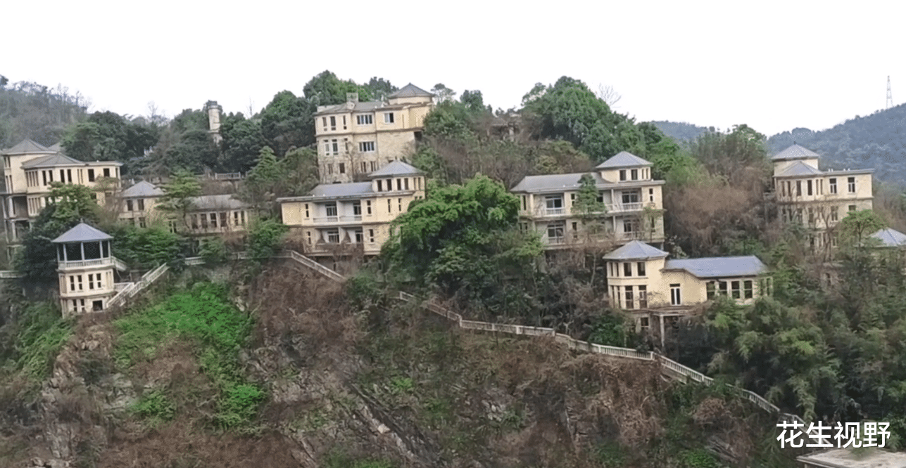 重庆中梁山的废弃别墅群，据说曾耗资2亿多，如今荒废至少10年