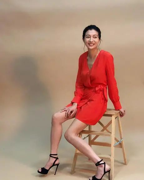 西装裙的版型不是很长,露出长腿的方式将吴绮莉的身材优势放大化的