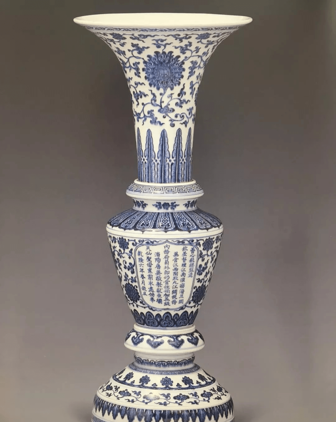 清乾隆 青花缠枝莲纹花觚款识:"沈阳唐英"总之,唐英的一生也是半悲剧