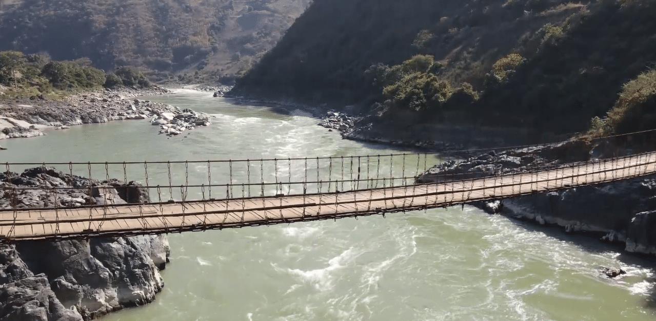 云南这座古老的铁索桥，两段拼接横跨怒江，全靠天然桥墩支撑