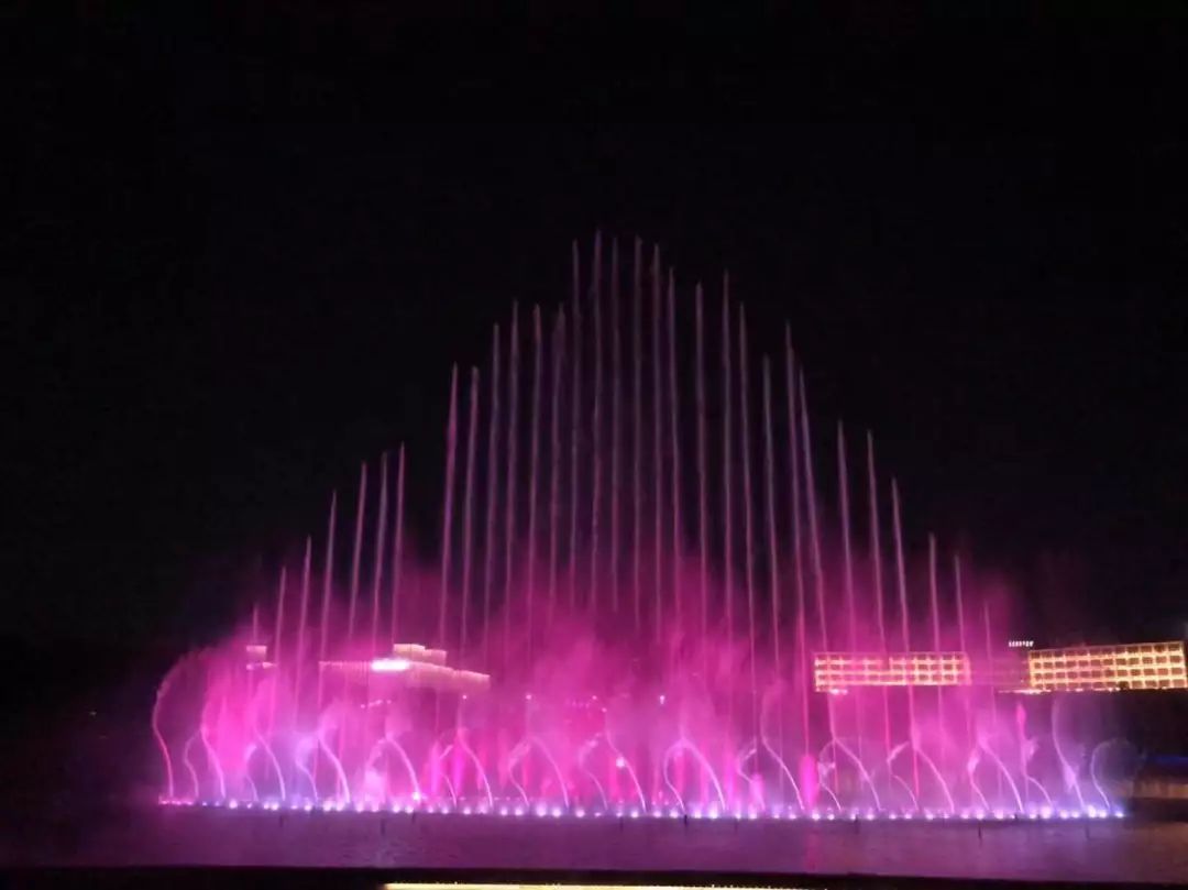 来青岛带你领略喷泉、水幕、激光相交融美轮美奂的水舞秀