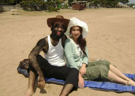 "中国第一毛孩"于震寰带儿子逛街,儿子五官神复制爸爸,浑身长满毛发