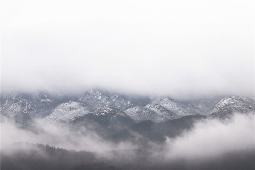 一夜之间，临沂迎来今年第一场春雪！蒙山绝美山河，绽放出另一种美