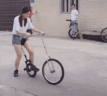 图片[1]-GIF搞笑段子：妹子，原来单车还可以这么骑，担心一失足成千古恨。-妖次元
