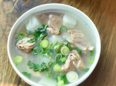 怎么炖羊肉汤又白又没膻味呢 f28d0eb83c864ebfab32b35bef21711f.jpeg