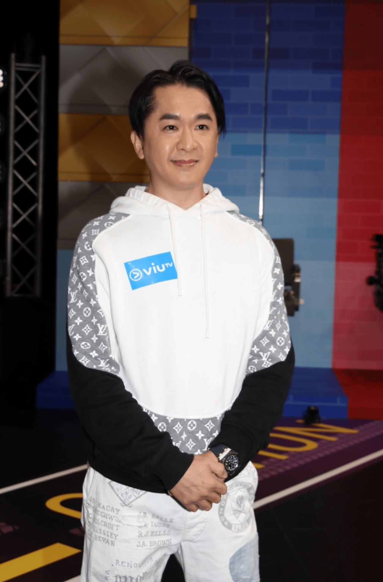 邓兆尊拖新欢母女逛街,享受伪亲子游,年开销60万照顾新欢全家_小姐