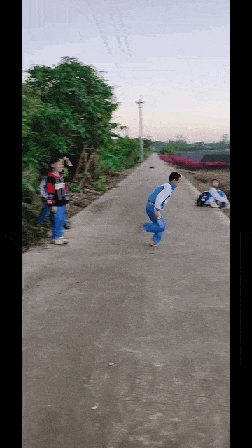 图片[1]-GIF搞笑段子：这就是农村人的生话，放学回家的路上。-妖次元