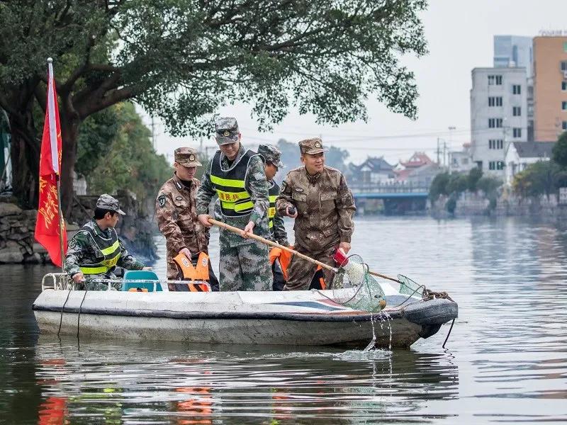 记身边的退役军人许永楠从水火英雄到雷锋部长