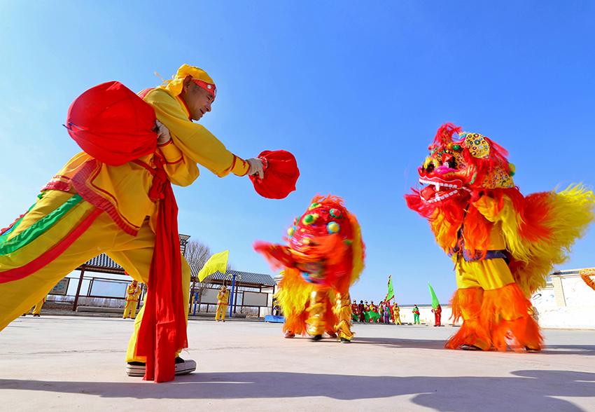 舞狮子的习俗起源于三国时期,南北朝时开始流行,至今已有千年的历史.