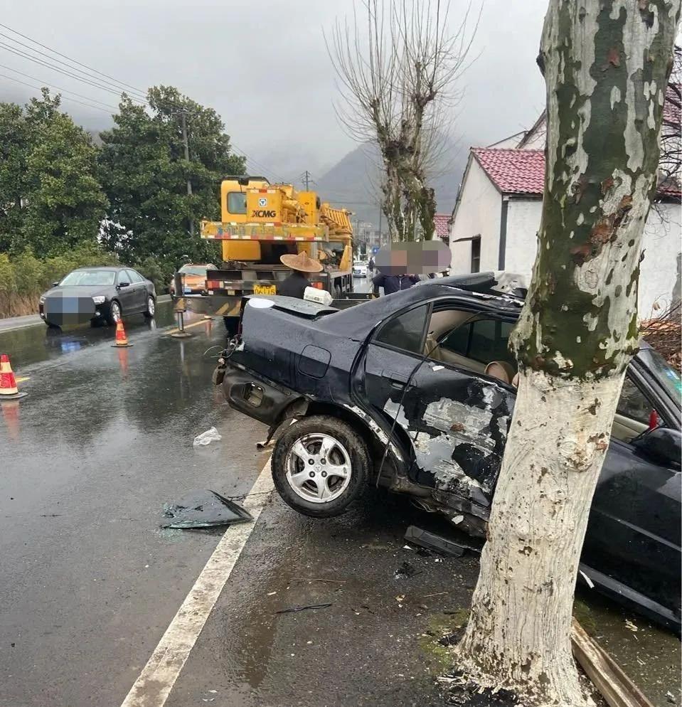 昨天下午104國道那邊出車禍了,4車相撞!