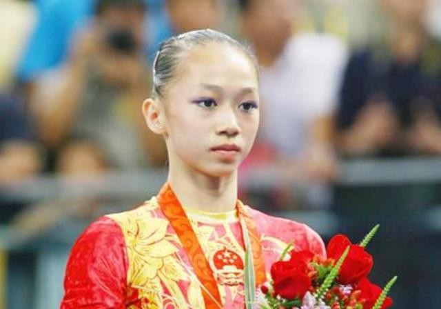 中国体操冠军官宣结婚:曾在北京奥运夺冠,男友阳光帅气体格健硕_伊琳