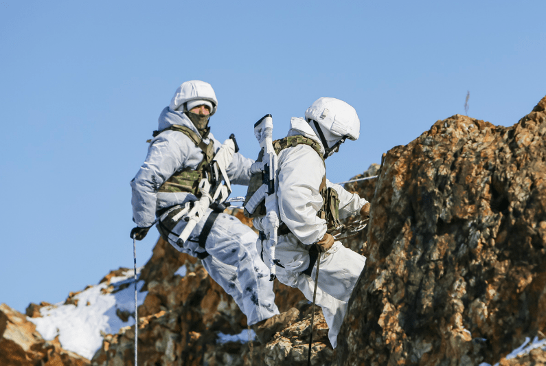 俄罗斯东部军区进行狙击手雪地战术训练