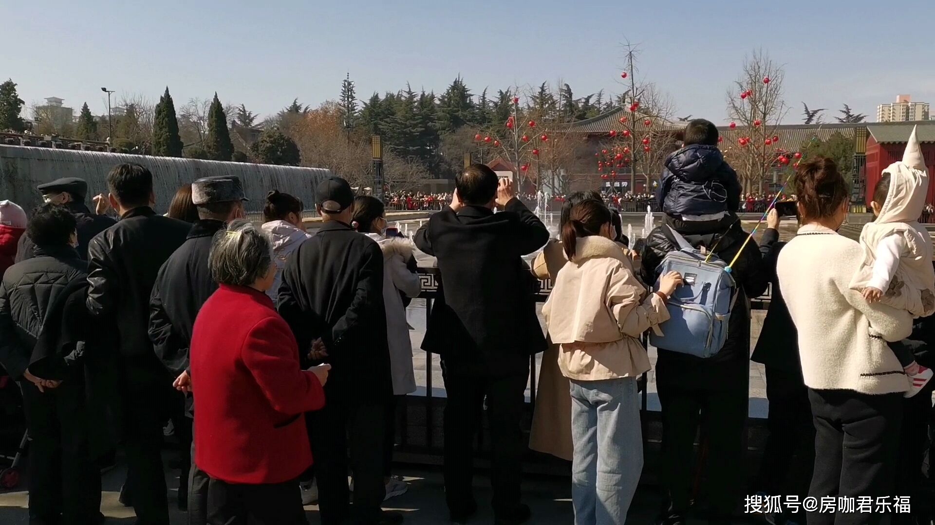 正月十六，西安大雁塔音乐喷泉开放现场，人山人海堪比春运！