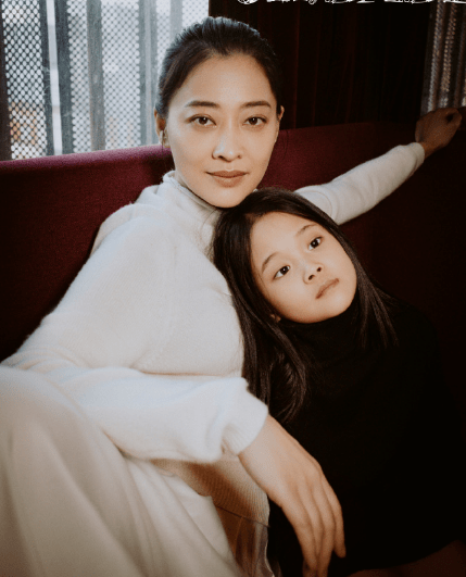 梅婷一家四口罕现身,45岁素颜出镜,宛如少女,被老公宠成公主