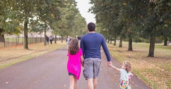 公公逗孙女 天天来我家蹭饭你好意思 小孩的回答让全家笑喷 一家人