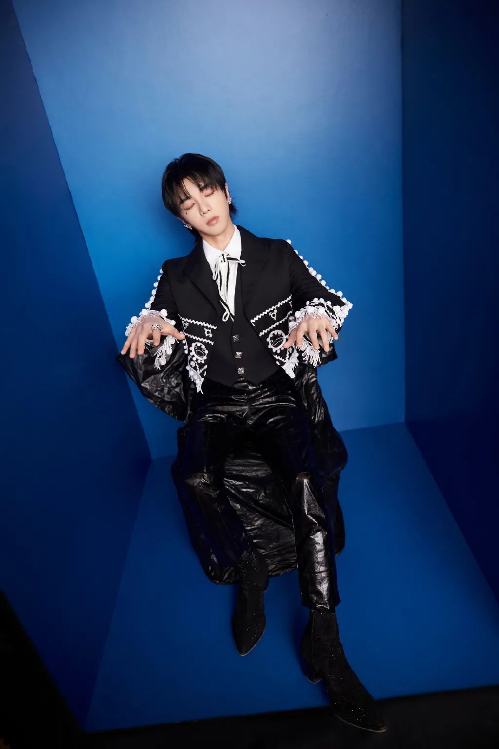 华晨宇微博之夜壁纸闪电眼妆酷飒帅气西装蛊精天帝名不虚传