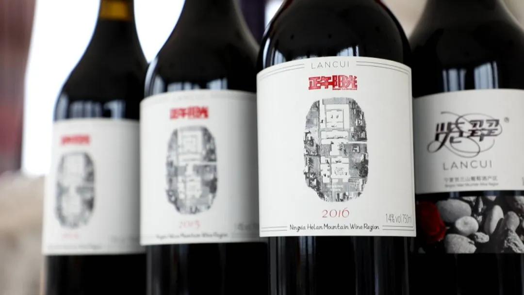 闽宁镇"的定制红酒,可以说经过多年的深耕,贺兰山东麓葡萄酒产业也